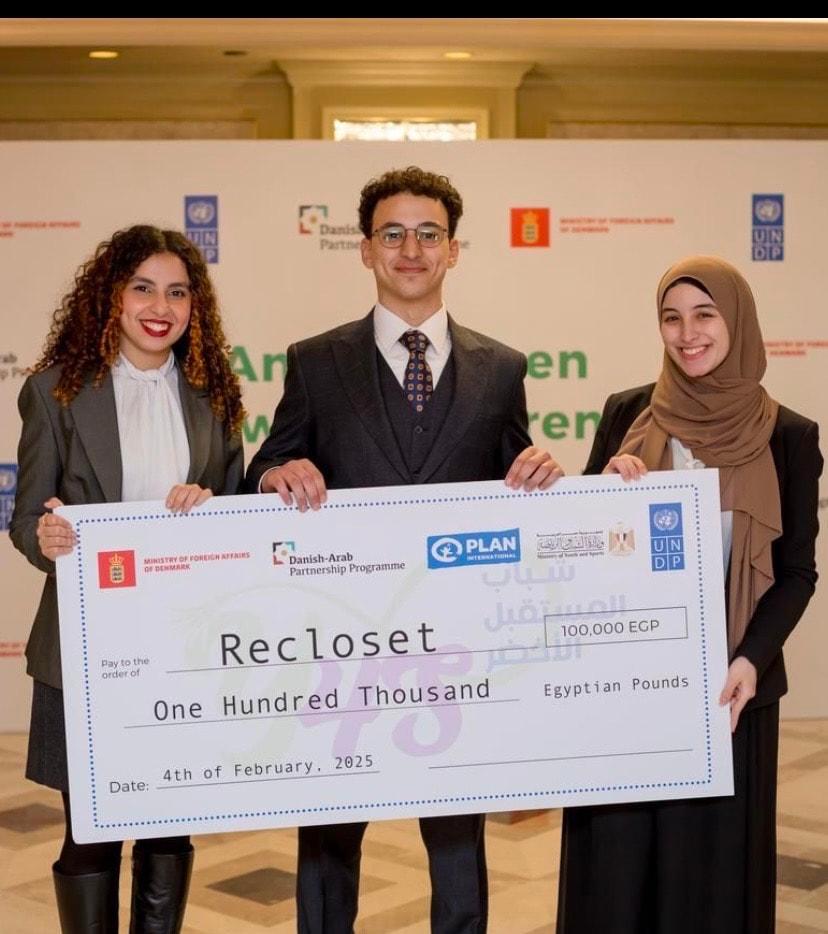 Youssef Farouk holding the EGP 100,000 prize cheque for ReCloset at the UNDP Egypt Annual Green Growth Conference